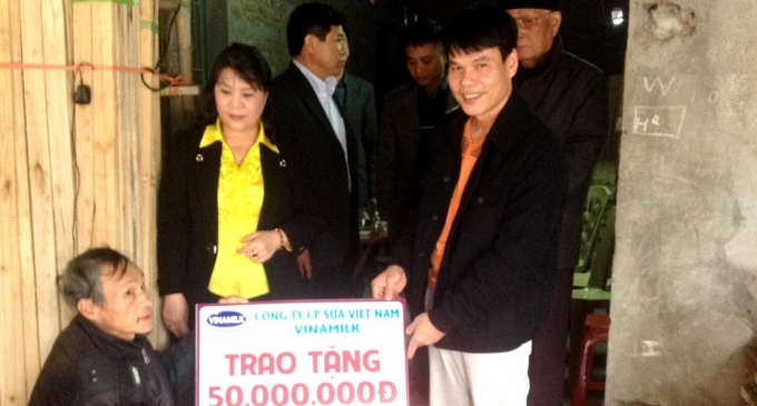Ông Phạm Tuyên, Giám đốc kinh doanh miền duyên hải Vinamilk trao quà cho ông Lê Quang Huy