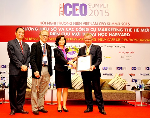 Bà Bùi Thị Hương, Giám Đốc Điều Hành Vinamilk đại diện công ty nhận giải thưởng doanh nghiệp đứng đầu Top 10 thương hiệu uy tín nhất trên truyền thông năm 2015 
