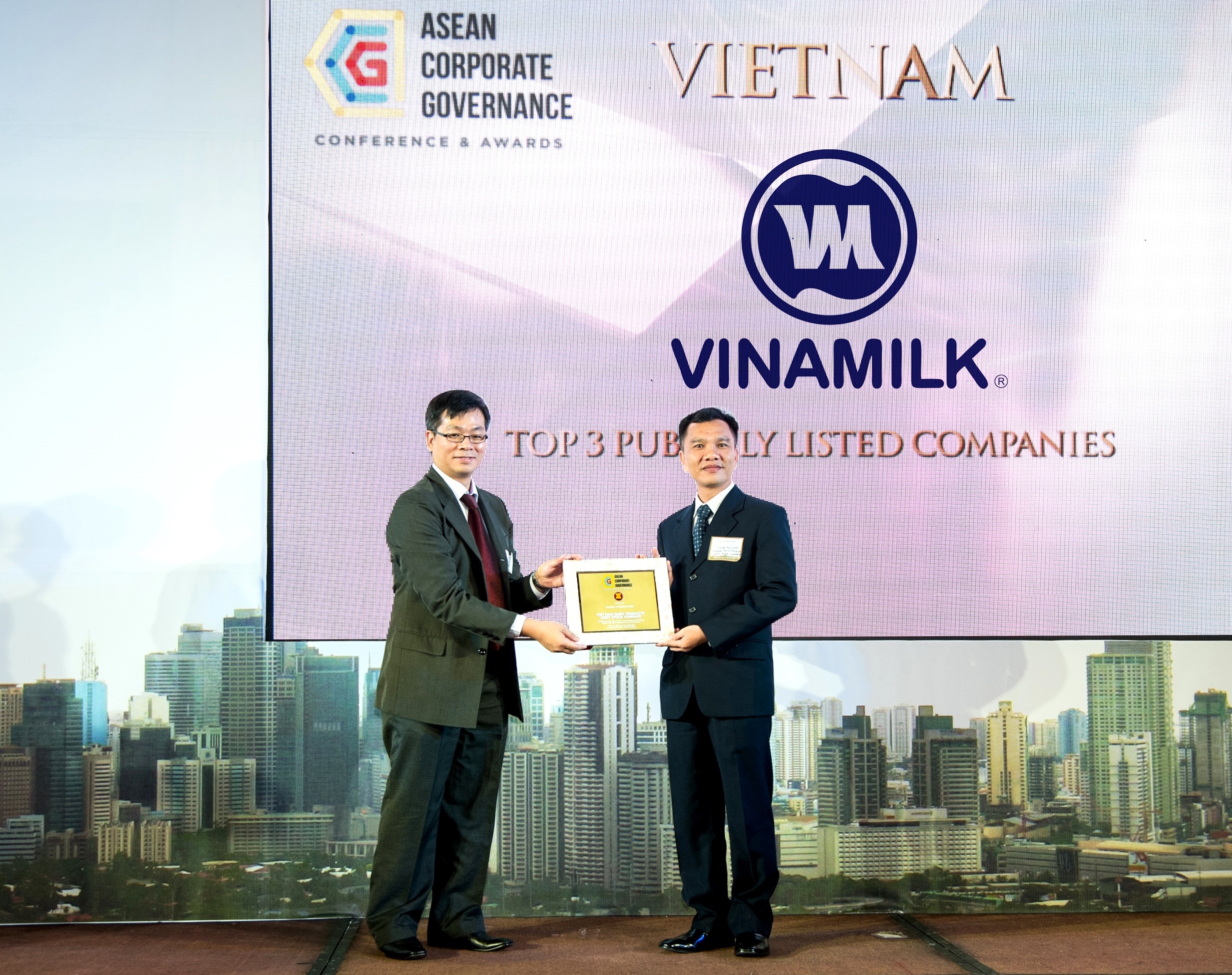Vinamilk đã được vinh danh và trao giải thưởng công ty có điểm Quản trị tốt nhất Việt Nam trong lễ trao giải Quản trị công ty khu vực Asean