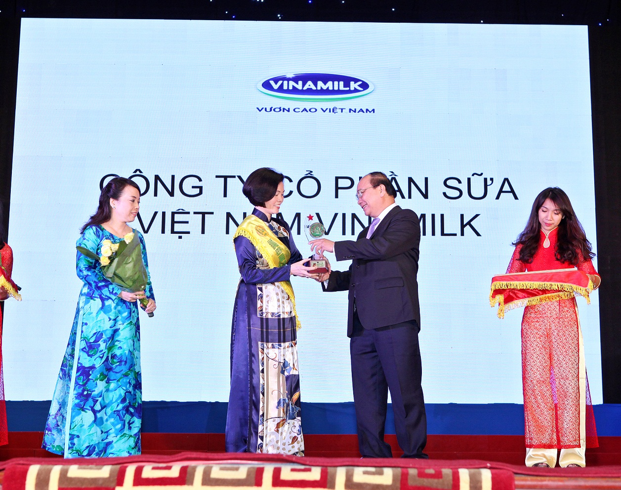 Bà Bùi Thị Hương, Giám đốc Điều hành Vinamilk đại diện công ty nhận giải thưởng Thương hiệu vàng thực phẩm Việt Nam năm 2014