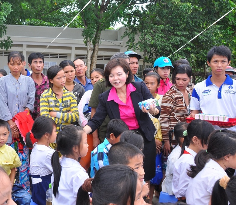 Bà Bùi Thị Hương - đại diện Vinamilk trao sữa cho trẻ em hoàn cảnh khó khăn