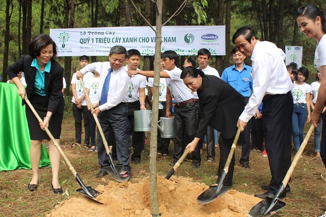 Quỹ 1 triệu cây xanh cho Việt Nam của Vinamilk cũng vừa đến trồng cây tại Di tích lịch sử ngã 3 Đồng Lộc, Hà Tĩnh