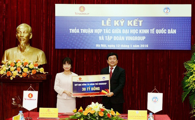 Bà Lê Mai Lan – Phó Chủ Tịch Tập Đoàn Vingroup trao tấm biển biểu trưng Quỹ học bổng tài năng trẻ cho TS Trần Thọ Đạt