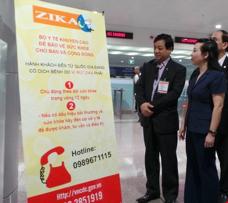 Bộ trưởng Y tế Nguyễn Thị Kim Tiến đang kiểm tra công tác phòng, chống virus Zika gây bệnh đầu nhỏ tại cửa khẩu Tân Sơn Nhất (TPHCM)