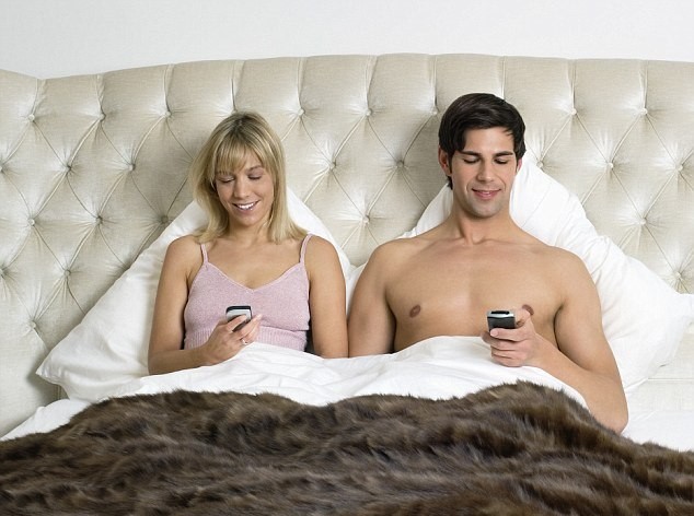 Các cặp vợ chồng ngày nay đang bị ngăn cách bởi thiết bị công nghệ
