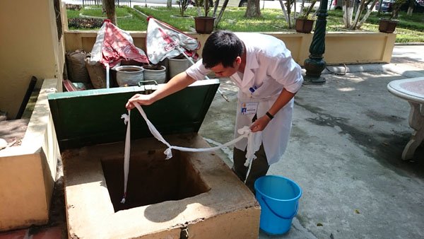 Sự cố vỡ đường ống nước sông Đà khiến bác sĩ bệnh viện 198 lâm vào cảnh dùng băng gạc làm dây múc nước ở bể ngầm