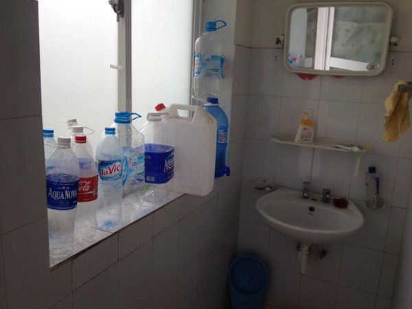 Sự cố mất nước khiến các phòng bệnh chất đầy chai lọ đựng nước của người nhà bệnh nhân