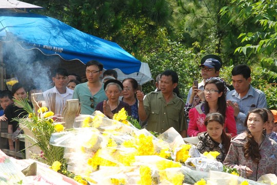 Mặc cái nắng chói chang, người dân vẫn tới viếng mộ Đại tướng Võ Nguyên giáp trong ngày 30/4