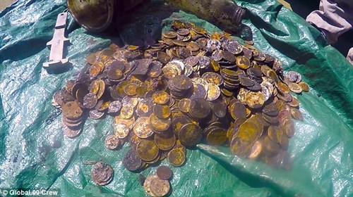 Những đồng tiền vàng cổ được đưa lên bờ