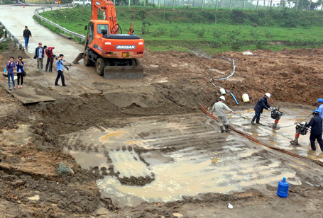 Người dân khổ sở vì mất nước sinh hoạt do sự cố vỡ đường ống sông Đà liên tục