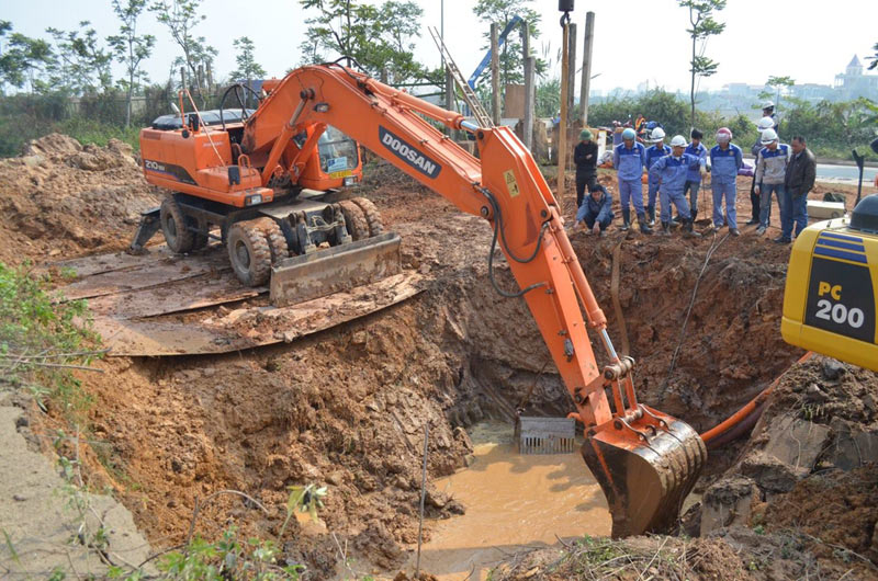Công nhân đang khắc phục sự cố vỡ đường ống nước sông Đà