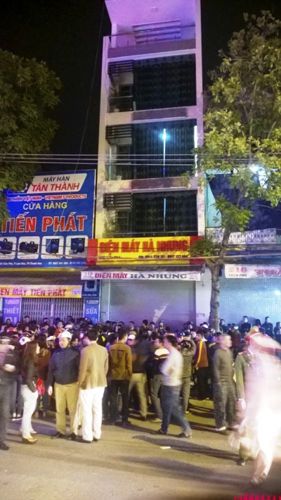 Suốt từ khi xảy ra sự việc tại cửa hàng điện máy Hà Nhung, nhiều người dân đến theo dõi diễn biến vụ việc