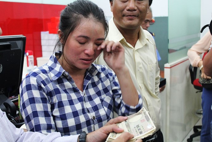 Tỉ phú ve chai' Huỳnh Thị Ánh Hồng bật khóc khi nhận đủ số tiền 1,16 triệu yen Nhật.