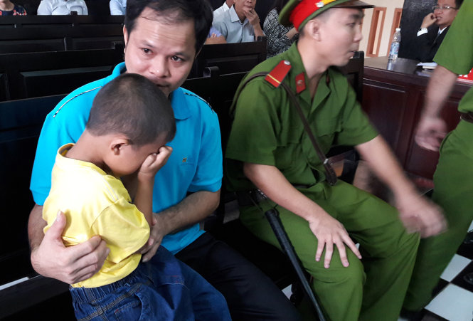 Giây phút bị cáo Võ Văn Minh được gặp con trai giữa phiên tòa xét xử vụ án con ruồi 500 triệu