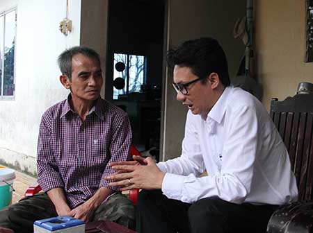 Luật sư Nguyễn Văn Quynh (phải) trao đổi cùng ‘người tù hai thế kỷ’ về vụ án Huỳnh Văn Nén