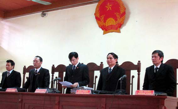 Sau khi hội ý, HĐXX đã tuyên bố hoãn phiên tòa xét xử vụ án oan Nguyễn Thanh Chấn