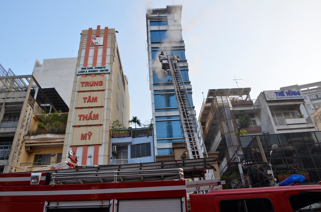 Vụ cháy mới nhất tại thẩm mỹ viện 8 tâng ở Hồ Chí Minh đã hiến 100 cảnh sát cửa hỏa phải vào cuộc