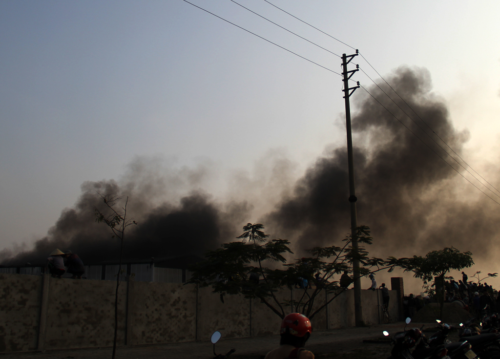 Tại hiện trường vụ cháy mới nhất ở khu công nghiệp Nghệ An, khói lửa bốc cao nghi ngút