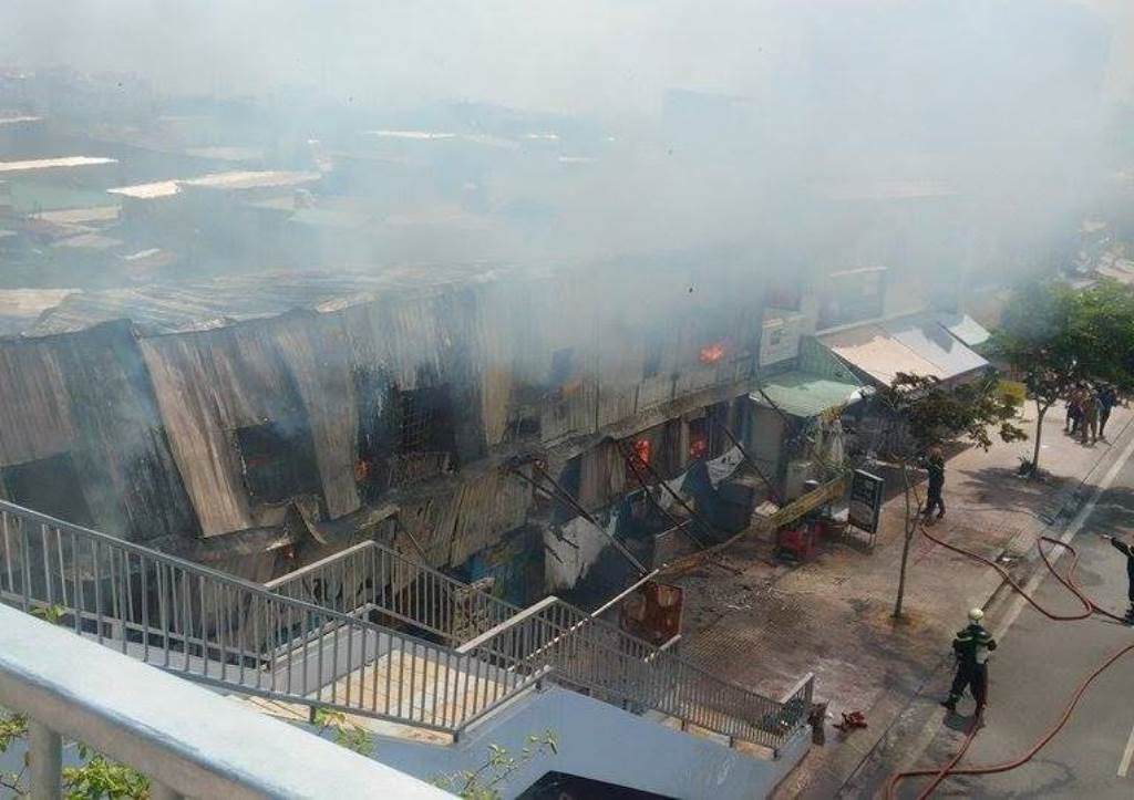 Vụ cháy mới nhất ở dãy trọ phường 13, quận Bình Thạch khiến 2 lính cứu hỏa bị thương