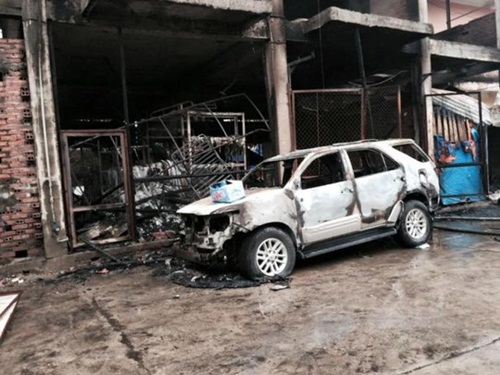 Vụ cháy mới nhất đã thiêu rụi 1 cửa hàng tạp hóa, 1 xe ô tô và làm hư hỏng hai xe ô tô khác