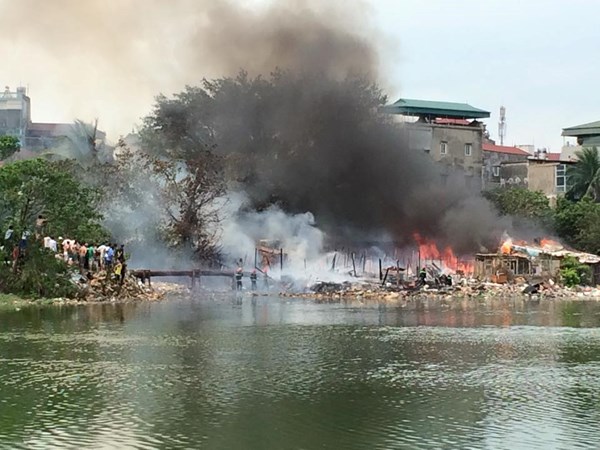 Hiện trường vụ cháy mới nhất ở khu nhà tạm ven hồ Linh Quang