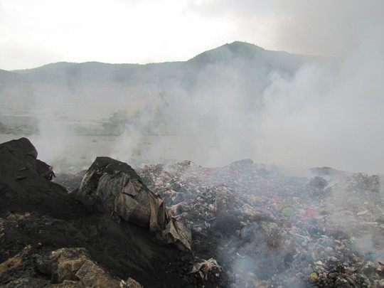 Vụ cháy ở bãi rác kéo dài từ hơn 1 ngày có nguy cơ lan về phía khu dân cư