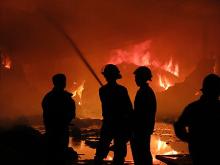 Hơn 10 xe cứu hỏa tập trung chữa cháy suốt 10 tiếng mà vẫn chưa khống chế được đám cháy