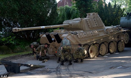 Xe tăng Panther trong kho vũ khí của cụ ông 78 tuổi