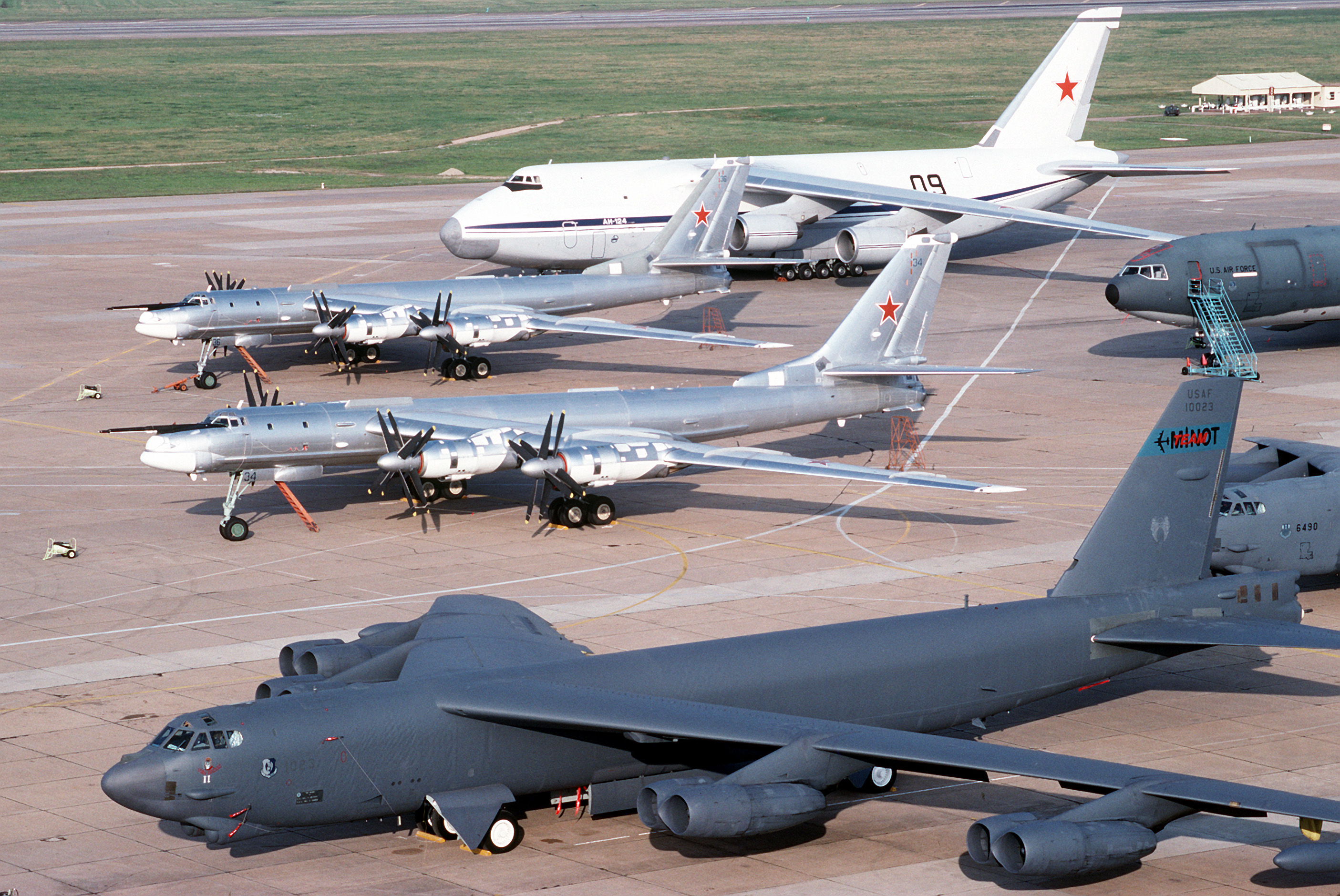 Vũ khí quân sự máy bay ném bom Tu-95 được đánh giá cao trong lực lượng không quân Nga