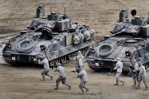 Trong các cuộc tập trận chung với Hàn Quốc năm 2015, nhiều vũ khí quân sự hiện đại của Mỹ cũng được điều đến tham gia