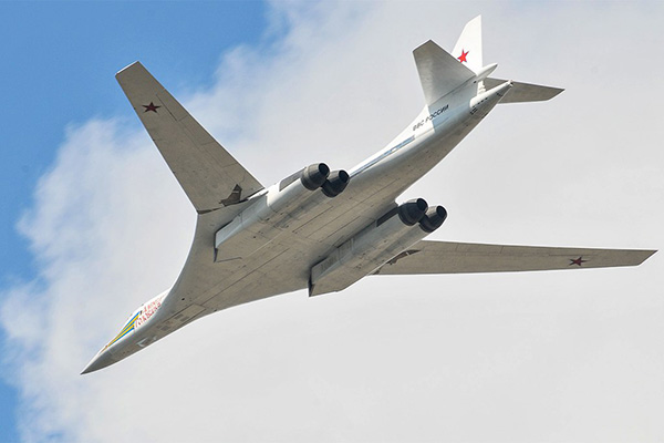 Máy bay ném bom Tu-160 là vũ khí quân sự khủng của Nga