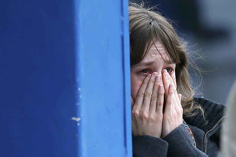 Người thân nạn nhân vụ máy bay rơi ở Pháp đã không cầm được nước mắt khi nghe tin dữ