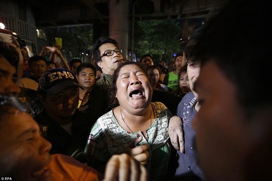 Một người mẹ hoảng loạn gào thét tìm kiếm người thân mất tích sau vụ nổ bom Bangkok (Thái Lan)