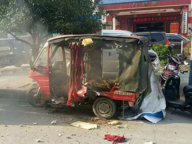 Một chiếc xe đã bị hư hỏng nặng sau hàng loạt vụ nổ mới nhất xảy ra tại Quảng Châu, Trung Quốc