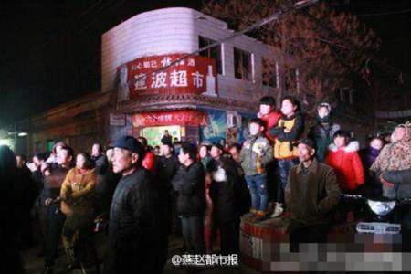 Nhiều người thích thú đến xem vũ nữ nhảy thoát y tại các đám tang ở Trung Quốc