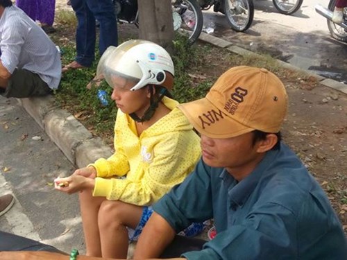 Chị Trinh thất thần ngồi ngóng tin cha chồng – một công nhân bị mắc kẹt trong vụ sập giàn giáo ở TPHCM