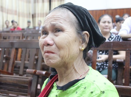 Bà Lê Thị Thanh - mẹ một trong bốn nạn nhân vụ thảm sát ở Nghệ An rớt nước mắt tại tòa