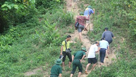 Các cán bộ điều tra không ngại gian khó luồn rừng truy tìm nghi phạm vụ thảm sát ở Nghệ An