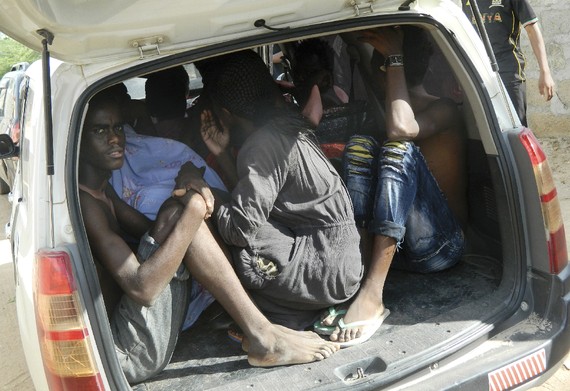 Các sinh viên tìm chỗ ẩn nấp trong vụ xả súng kinh hoàng tại Kenya
