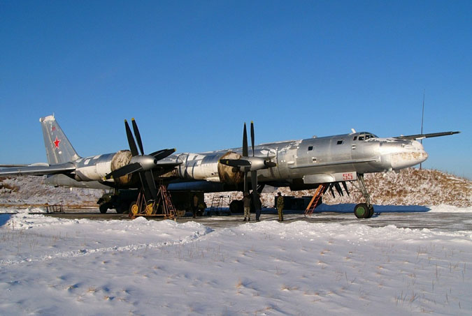 Vũ khí quân sự máy bay ném bom Tupolev Tu-95 được mệnh danh là 'Gấu' do kích cỡ khổng lồ