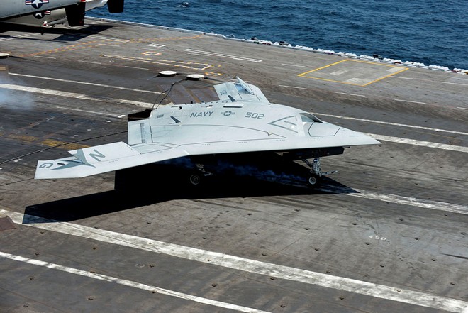 Máy bay không người lái X-47 được thiết kế để trở thành một loại vũ khí quân sự phóng từ tàu sân bay