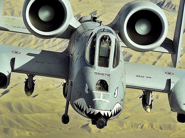 Máy bay cường kích A-10 Thunderbolt là 1 loại vũ khí quân sự lợi hại của Mỹ