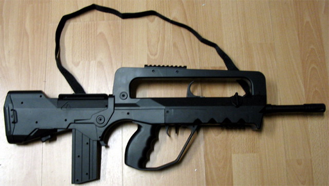 Súng trường FAMAS là loại súng vũ khí quân sự có thiết kế kiểu Bullpup