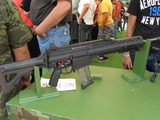 FX-05 Xiuhcoatl là một loại vũ khí quân sự súng trường hiện đại của Mexico