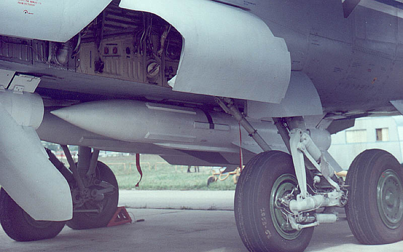 Hệ thống vũ khí quân sự, tên lửa của MiG-31 được trang bị tại giá treo