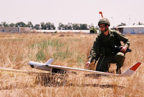 UAV chuẩn bi được phóng, trở thành tai mắt cho vũ khí quân sự của lực lượng pháo binh