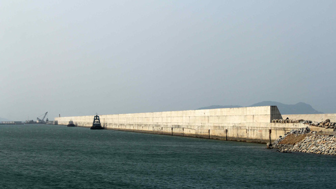 Đê chắn sóng cảng Sơn Dương (Formosa), nơi rất nhiều thợ lặn của nhà thầu Nibelc gặp vấn đề về sức khỏe