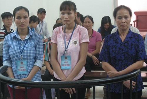 Ba mẹ con bị cáo Đàm Thị Thư tại phiên tòa phúc thẩm, ngày 25-5-2016