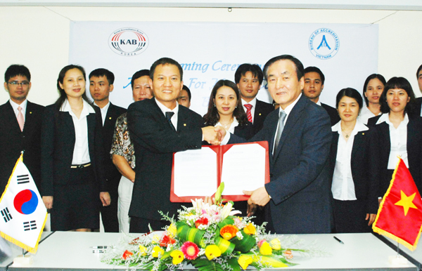 Ông Vũ Xuân Thủy - Giám đốc BoA và ông Suk - Tai - Kim, Phó chủ tịch KAB trong lễ ký kết hợp tác. Ảnh: N. Nam
