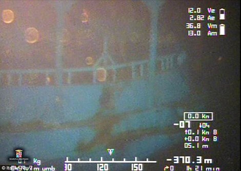 Tàu quét mìn bằng cách sử dụng sóng siêu âm và robot dưới nước đã tìm thấy con tàu đánh cá màu xanh ở độ sâu 375m